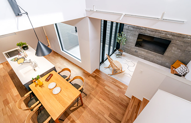 吹き抜け・高天井など、光と開放感をつくりやすい