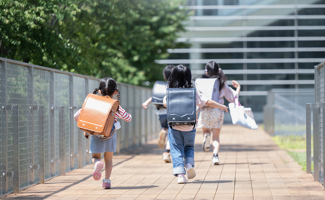 写真：小学生らの後ろ姿